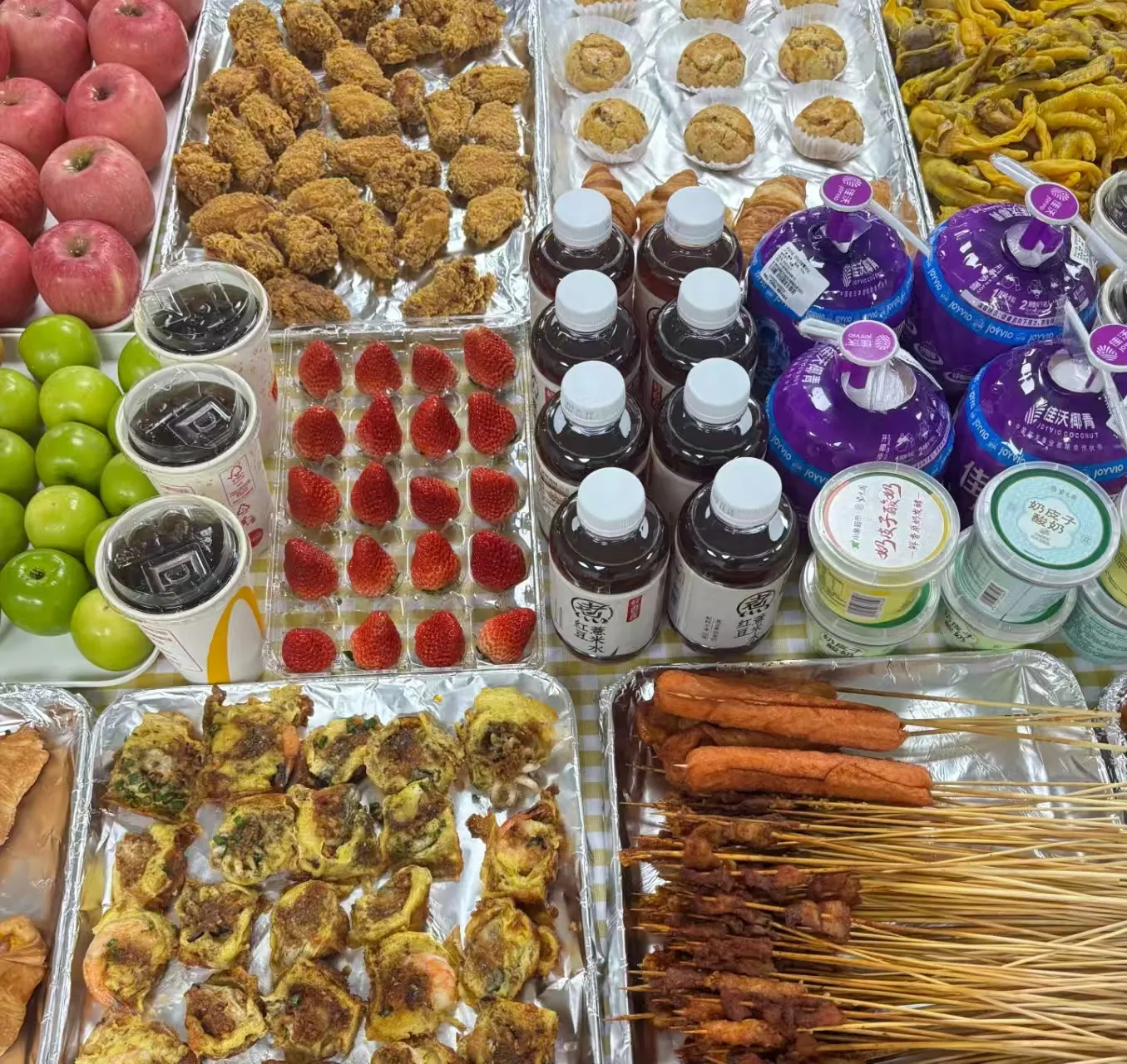 فرائیڈ چکن، تازہ پھل، اور 30 ​​منٹ کی خالص ہنسی۔